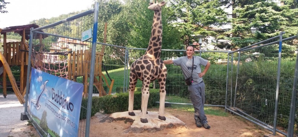 Lo scultore Adam Posch con la sua giraffaggia Lo scultore Adam Posch con la sua giraffaggia